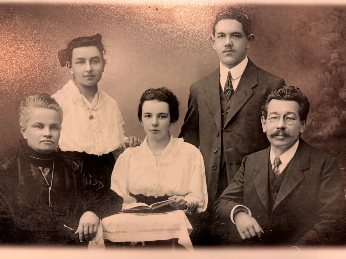 Gegründet wurde sie ursprünglich von Gustav Köhler (links), seine Frau Rosa ist links im Bild zu sehen. 